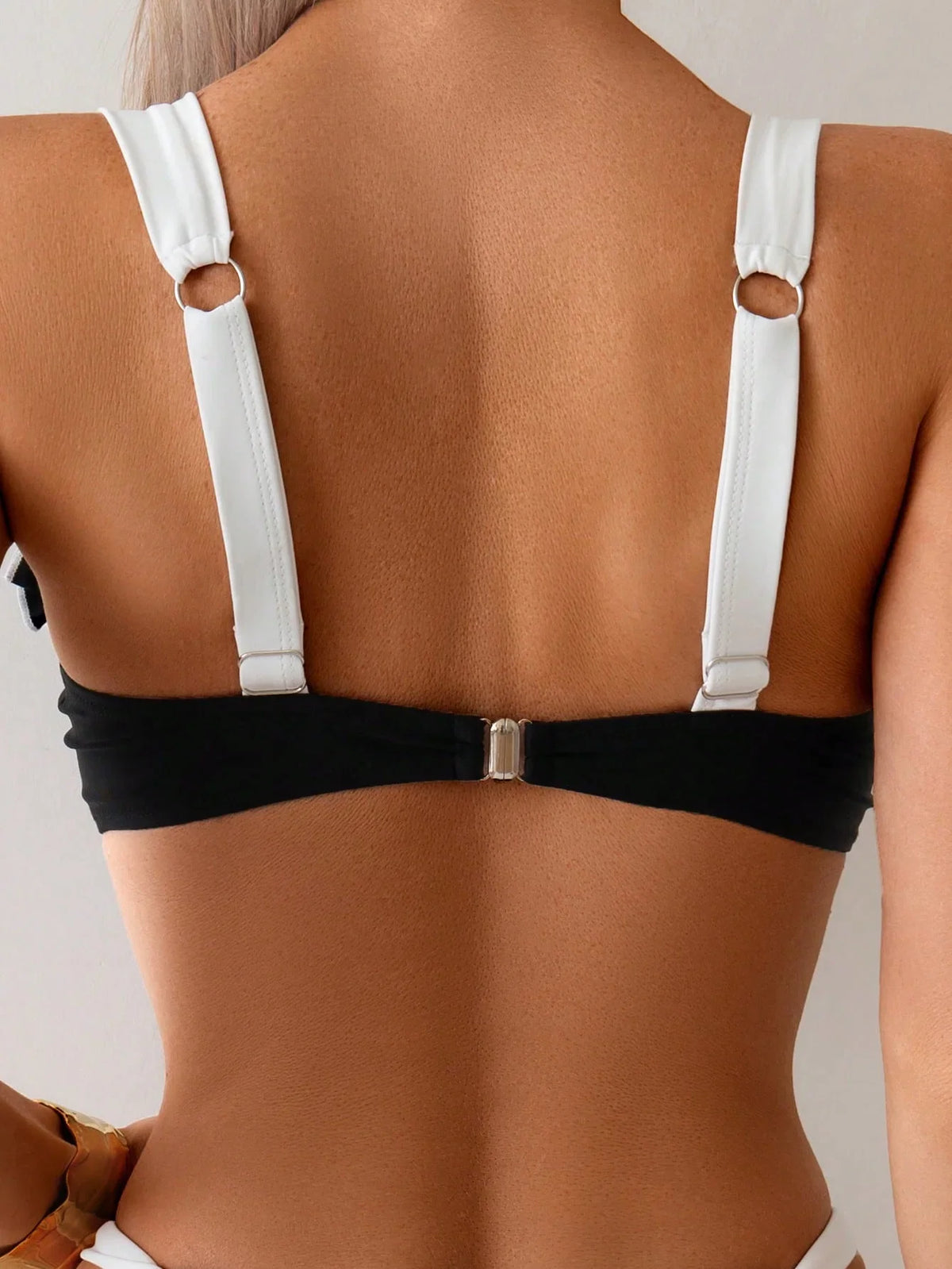 Biquíni Bandeau Babado Aplique Cintura Alta