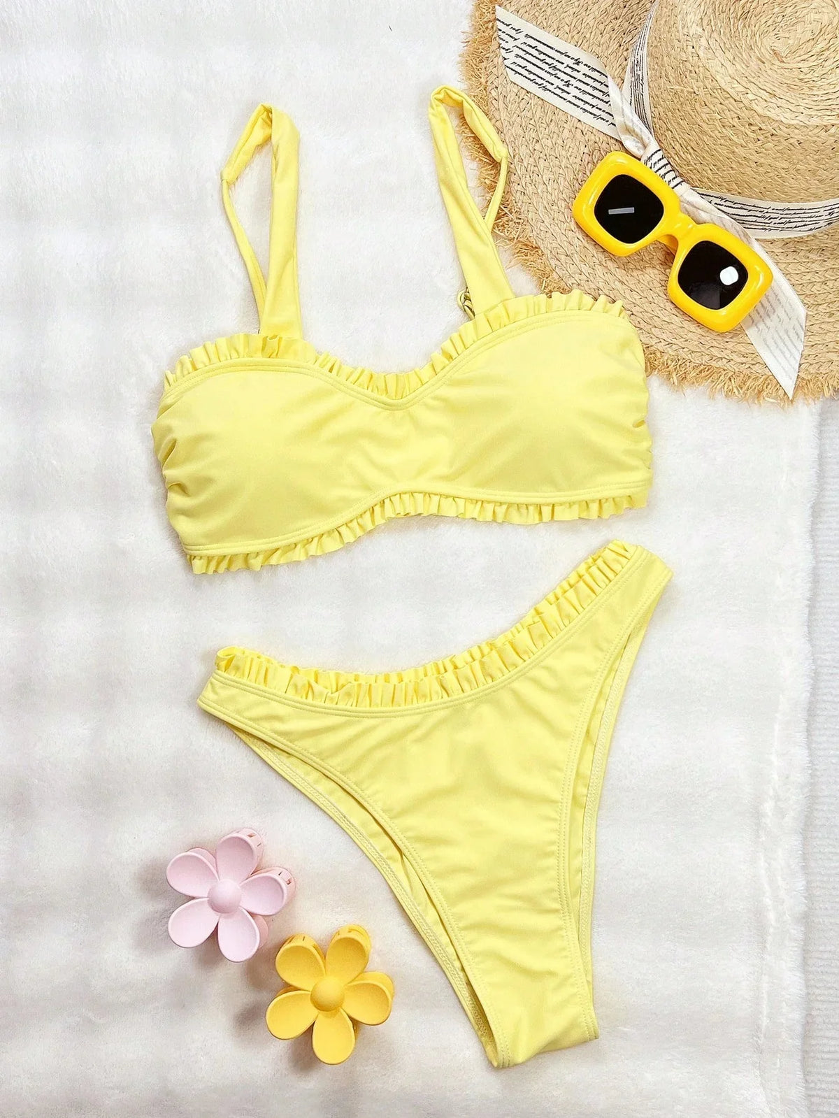 Biquíni Amarelo Babado Frontal Fivela Corte Alto