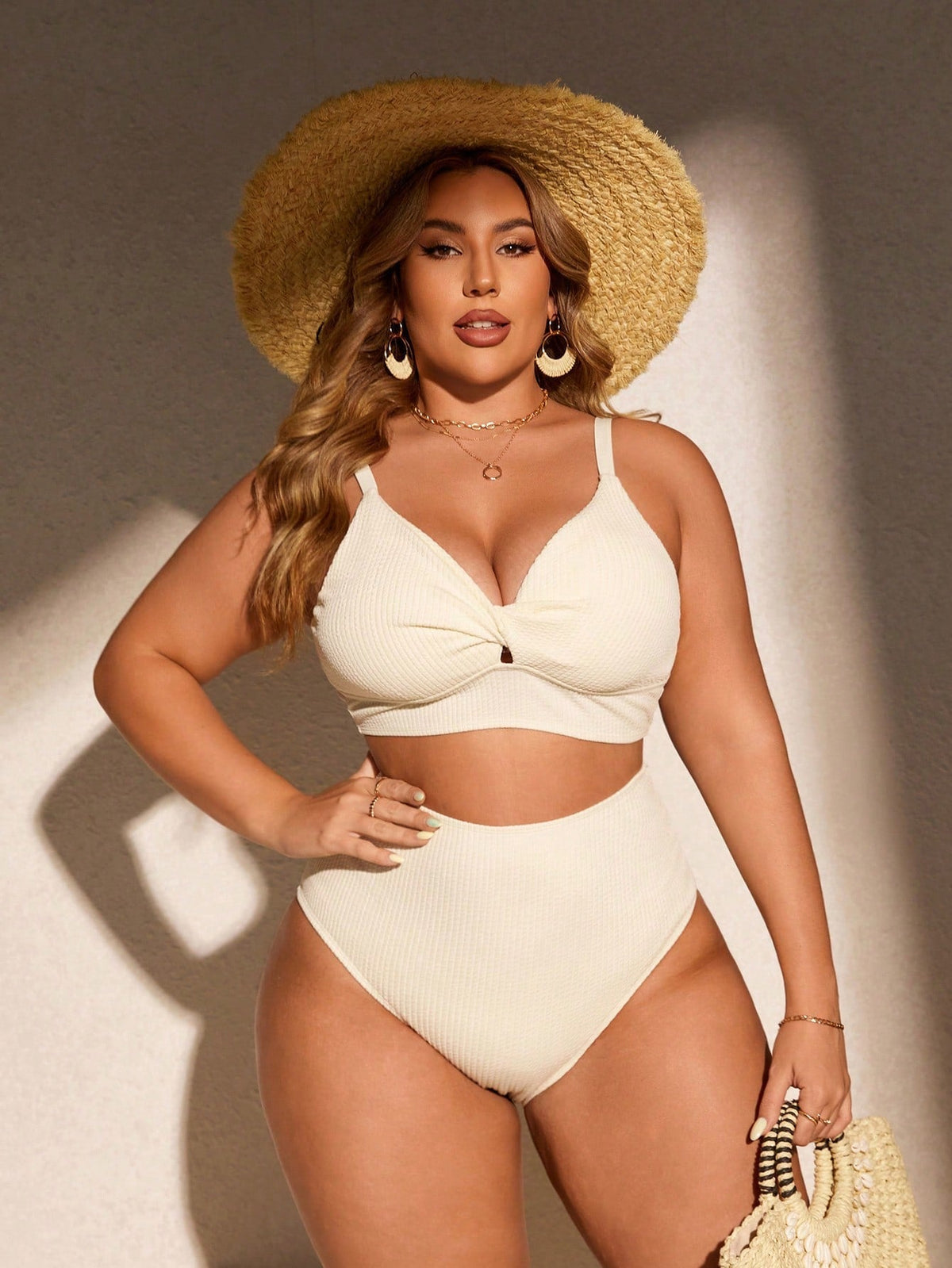 Biquíni Plus Size Maré Serena com Sutiã Torcido — fotografia 1 | Mar & Pérola