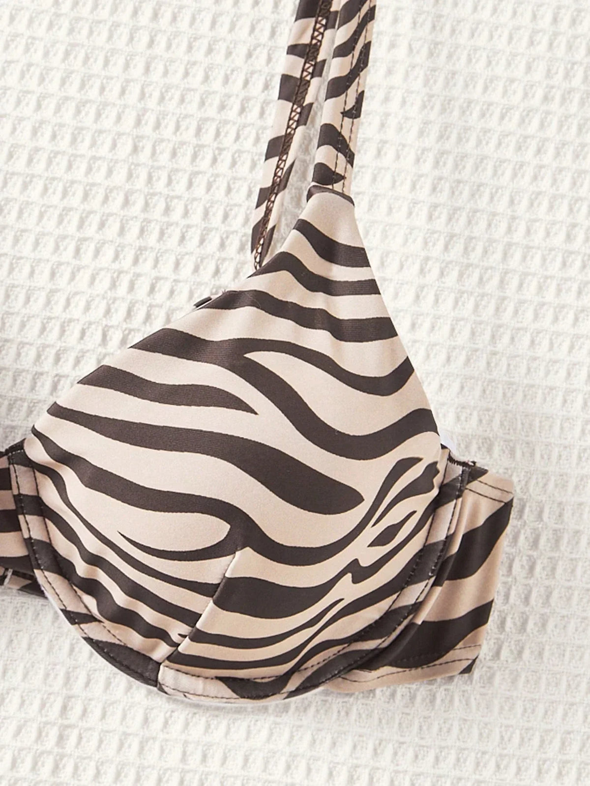 Conjunto Biquíni 3 Peças Zebrado Costa Selvagem com Amarração nas Costas — fotografia 3 | Mar & Pérola