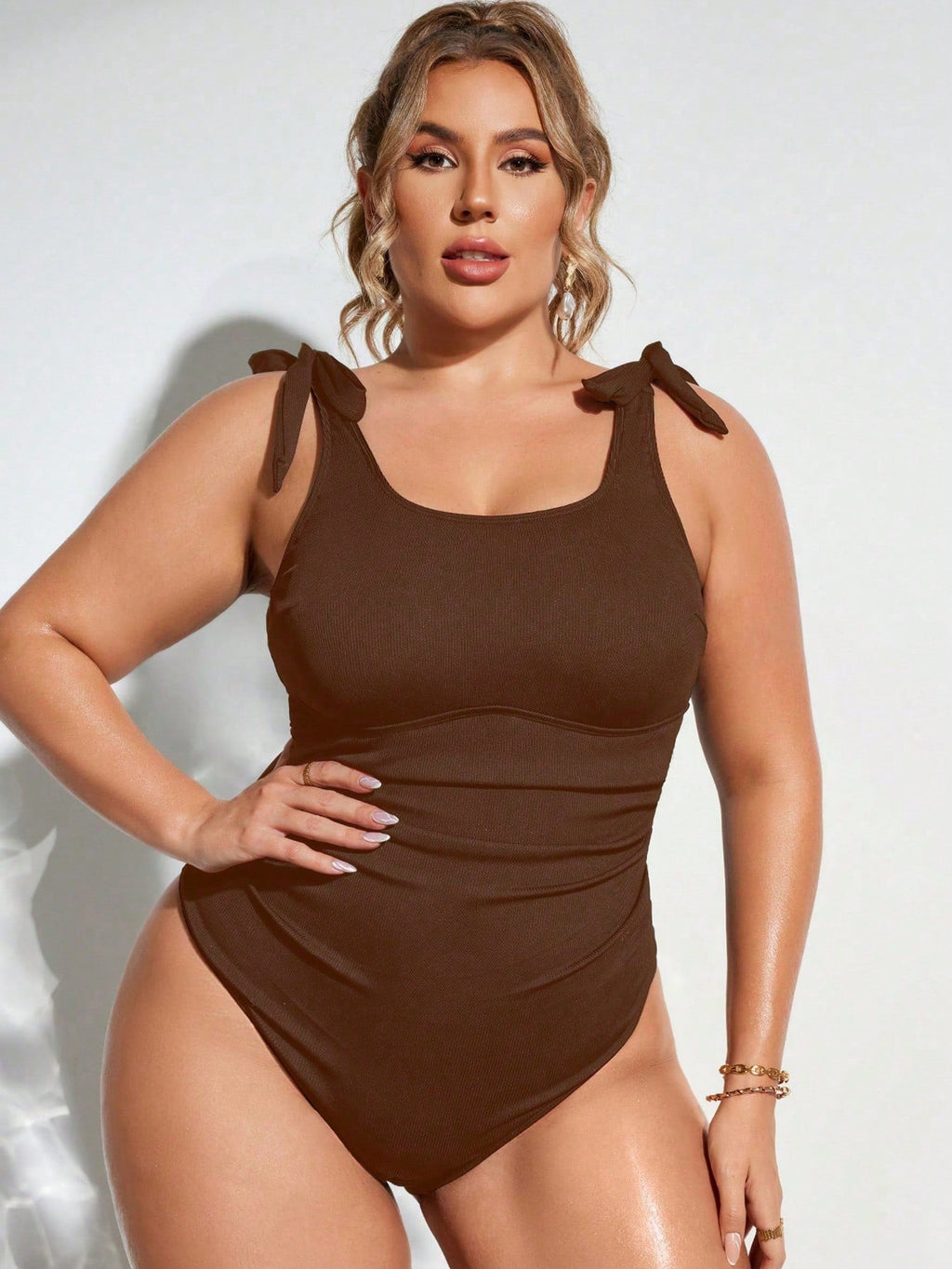 Maiô Plus Size Costa Serena com Nó no Ombro — fotografia 3 | Mar & Pérola