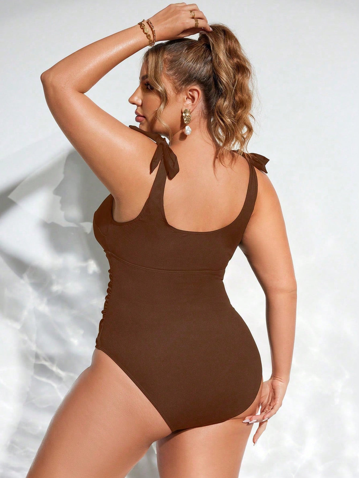 Maiô Plus Size Costa Serena com Nó no Ombro — fotografia 4 | Mar & Pérola