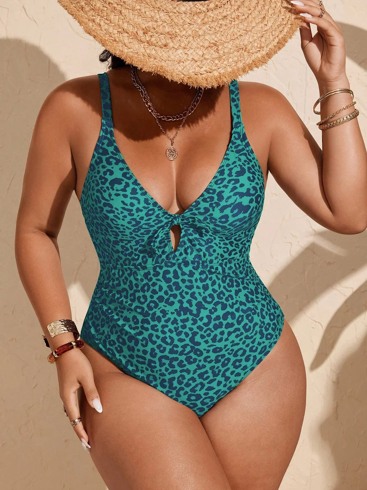 Maiô Plus Size Fivela Decote Alongado
