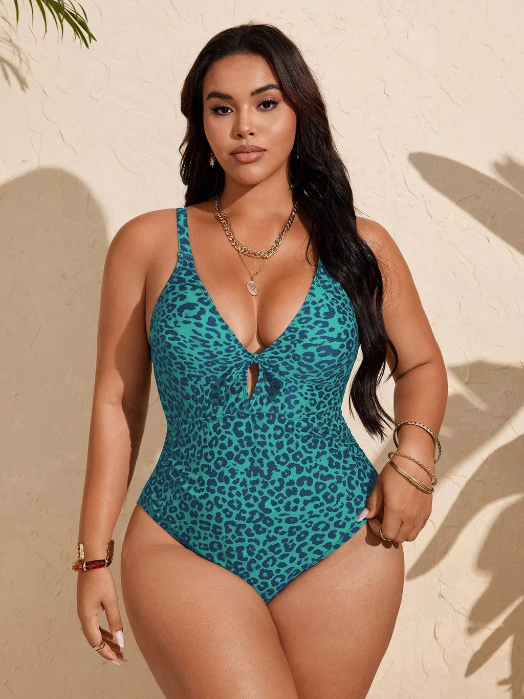 Maiô Plus Size Fivela Decote Alongado