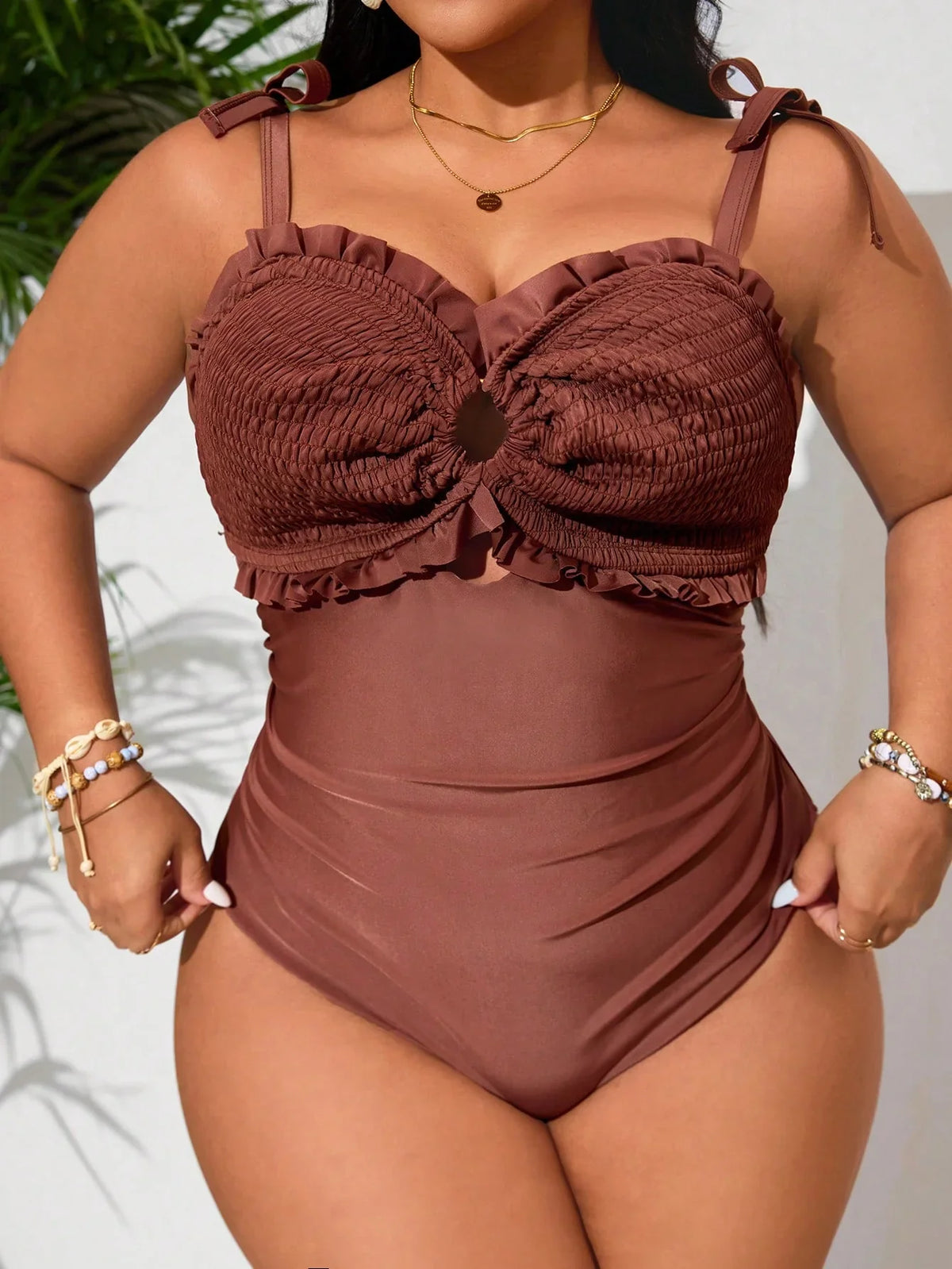 Maiô Plus Size Franzido Brisa da Ilha com Babado — fotografia 3 | Mar & Pérola
