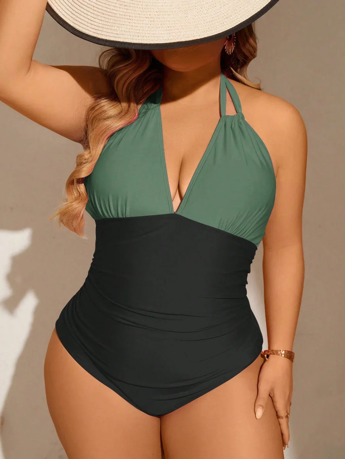 Maiô Plus Size Halter Costa do Sol com Pregas — fotografia 1 | Mar & Pérola