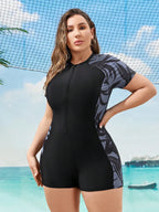 Maiô Plus Size Manga Curta Orla Solar com Zíper — fotografia 1 | Mar & Pérola