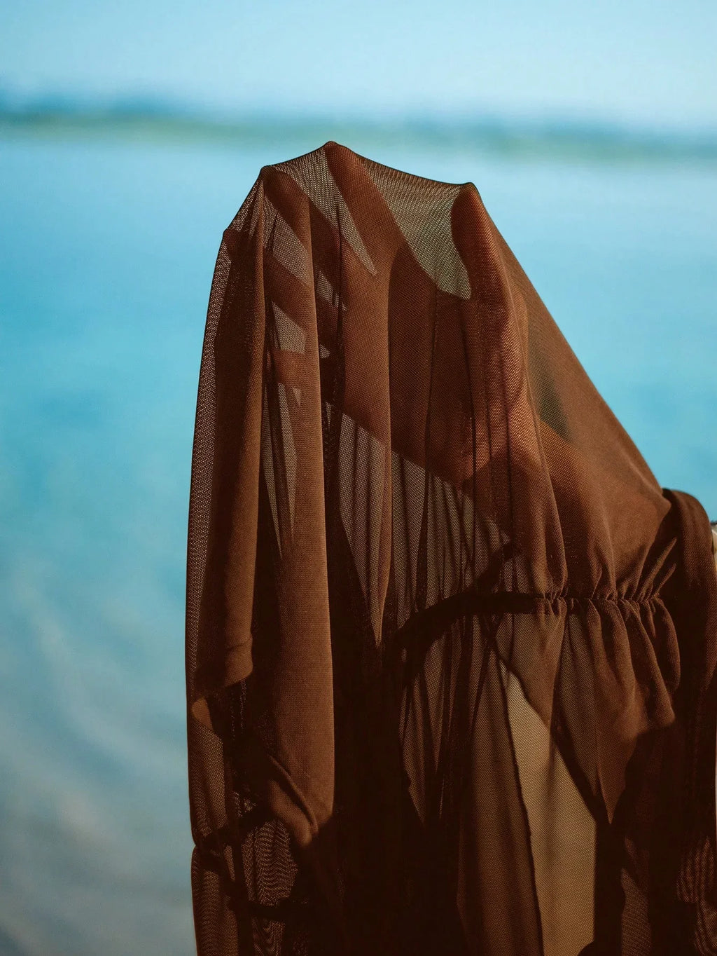 Saída de Praia Plus Size Costa Serena com Drapeado — fotografia 14 | Mar & Pérola