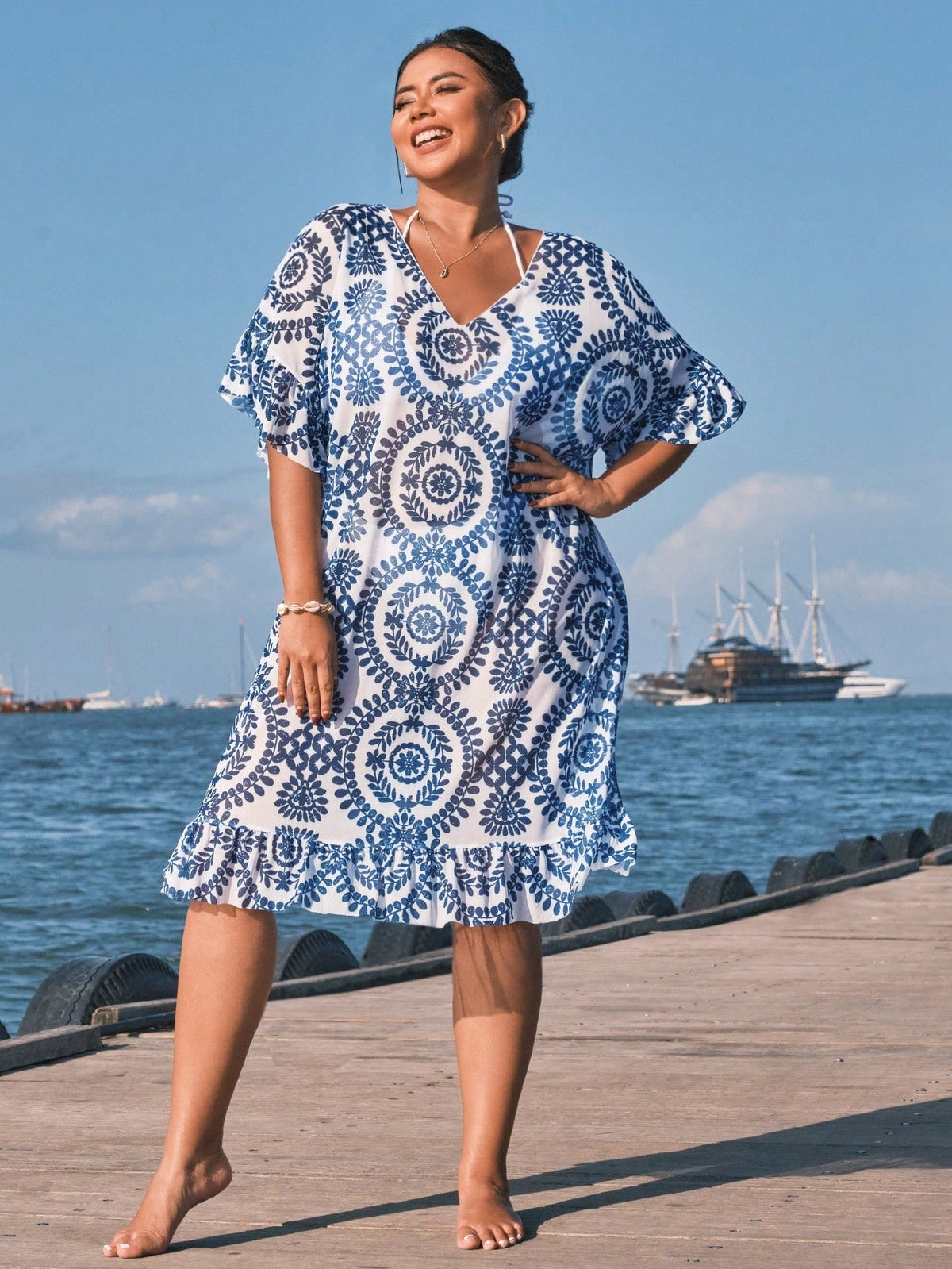 Saída de Praia Plus Size Luz da Orla com Babado — fotografia 1 | Mar & Pérola