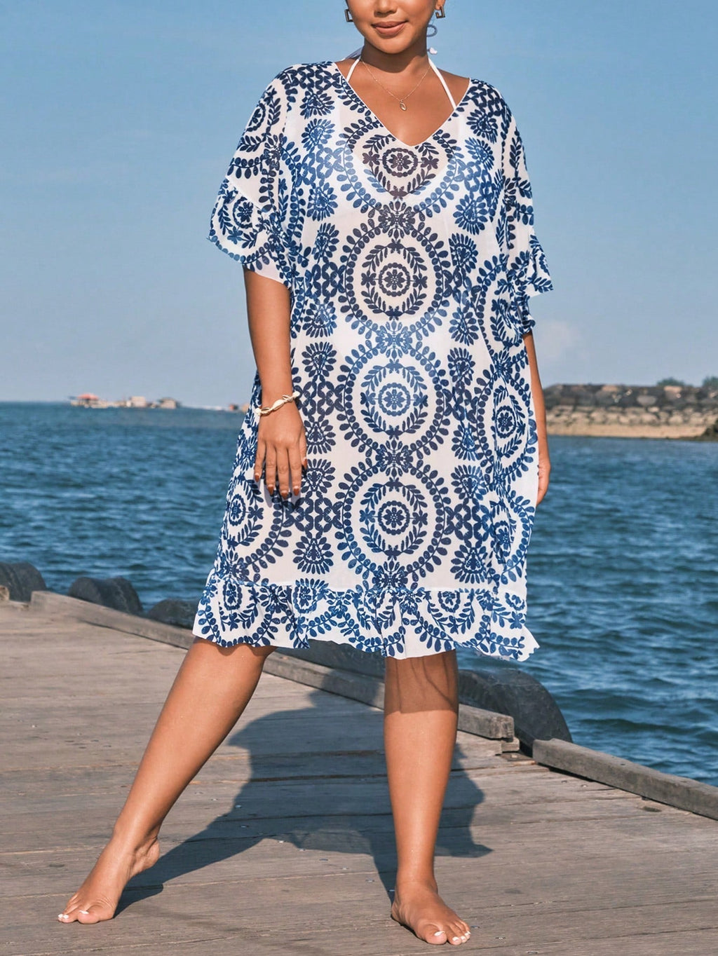 Saída de Praia Plus Size Luz da Orla com Babado — fotografia 3 | Mar & Pérola