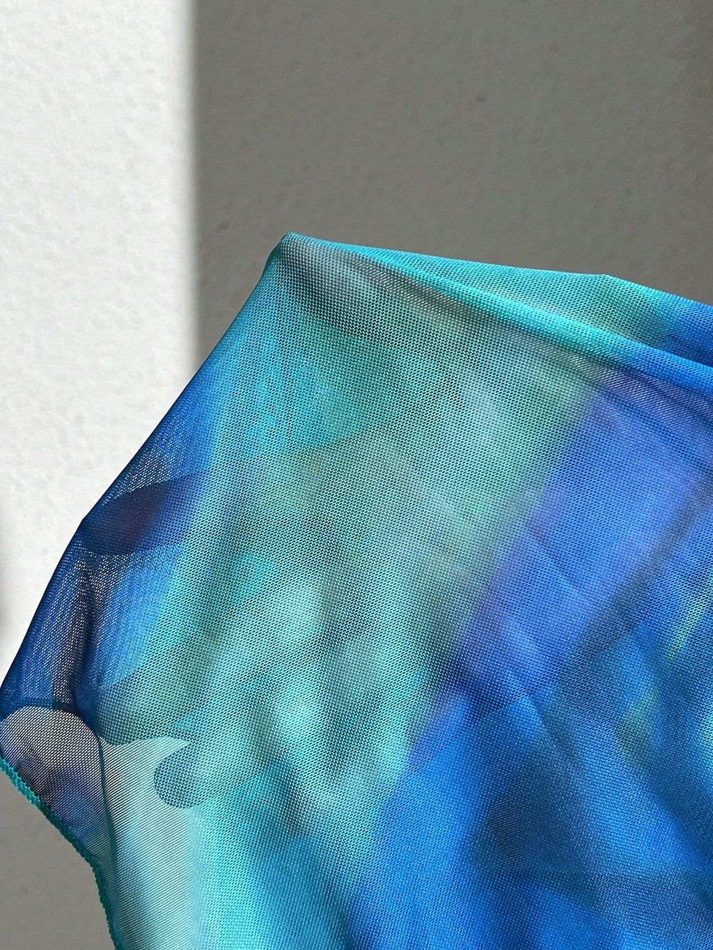 Saída de Praia Vestido Tie-Dye Drapeado Halter Costa do Sol — fotografia 5 | Mar & Pérola