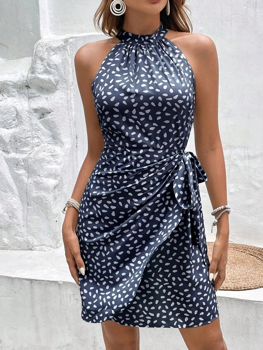 Vestido Curto Estampado Halter Costa Serena com Nó e Bainha Assimétrica — fotografia 11 | Mar & Pérola