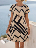 Vestido Curto Estilo Camiseta Geometria Solar com Estampa Geométrica — fotografia 1 | Mar & Pérola
