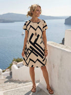 Vestido Curto Estilo Camiseta Geometria Solar com Estampa Geométrica — fotografia 3 | Mar & Pérola