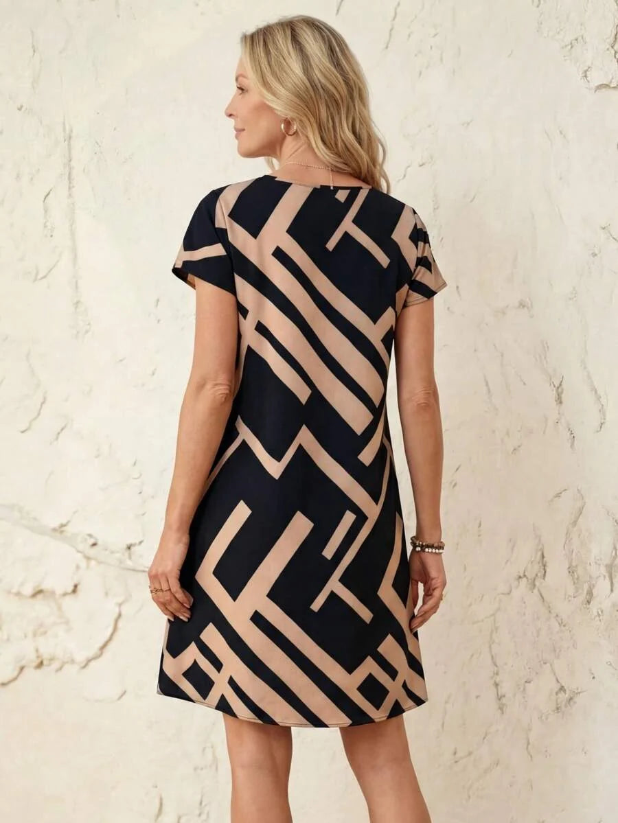 Vestido Curto Estilo Camiseta Geometria Solar com Estampa Geométrica — fotografia 6 | Mar & Pérola
