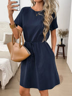Vestido Curto Evasê Brisa da Costa com Amarração na Cintura e Bolsos — fotografia 38 | Mar & Pérola