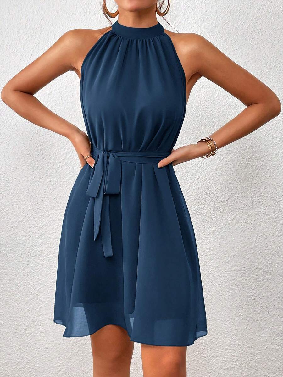 Vestido Curto Halter Maré Serena em Chiffon com Cinto — fotografia 3 | Mar & Pérola