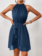Vestido Curto Halter Maré Serena em Chiffon com Cinto — fotografia 3 | Mar & Pérola