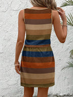 Vestido Curto Listrado Ritmo da Costa com Decote U e Costas Abertas — fotografia 15 | Mar & Pérola