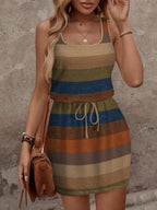 Vestido Curto Listrado Ritmo da Costa com Decote U e Costas Abertas — fotografia 17 | Mar & Pérola