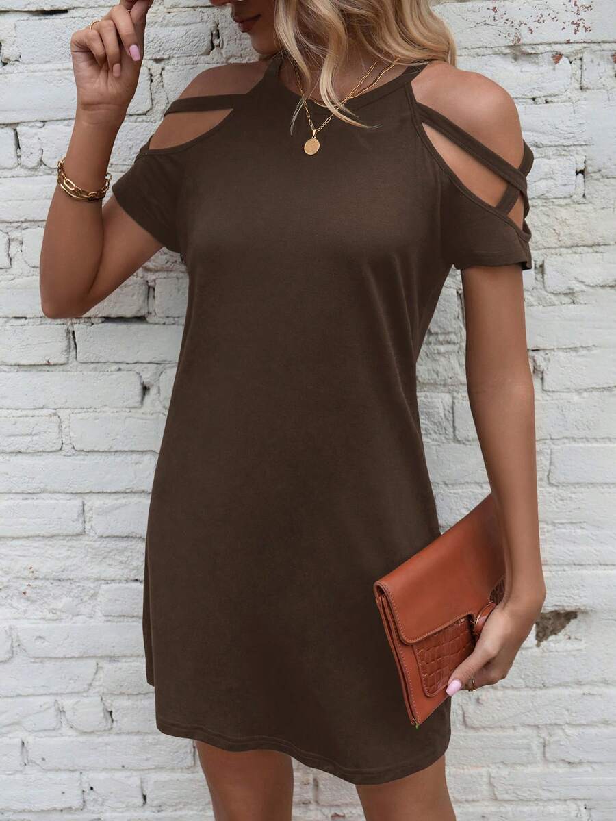 Vestido Curto Ombro a Ombro Brisa da Ilha com Detalhe Vazado — fotografia 31 | Mar & Pérola