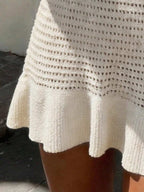 Vestido Mini Enseada em Malha com Decote V e Babado na Barra — fotografia 15 | Mar & Pérola