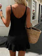Vestido Mini Enseada em Malha com Decote V e Babado na Barra — fotografia 73 | Mar & Pérola