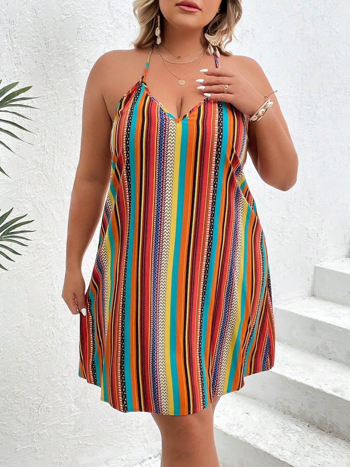 Vestido Plus Size de Praia Halter Listrado Ritmo da Costa — fotografia 1 | Mar & Pérola