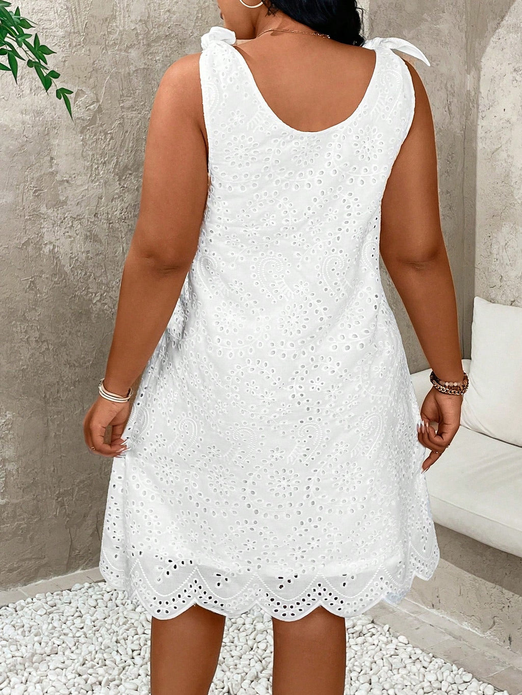Vestido Plus Size Maré Serena com Bordado Ilhó — fotografia 5 | Mar & Pérola