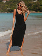 Vestido Saída de Praia Costa Serena em Tricô com Decote U e Fenda Lateral — fotografia 9 | Mar & Pérola