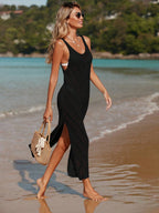 Vestido Saída de Praia Costa Serena em Tricô com Decote U e Fenda Lateral — fotografia 15 | Mar & Pérola